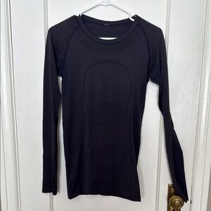 Lululemon Swiftly Tech Navy Long Sleeve Women's Top